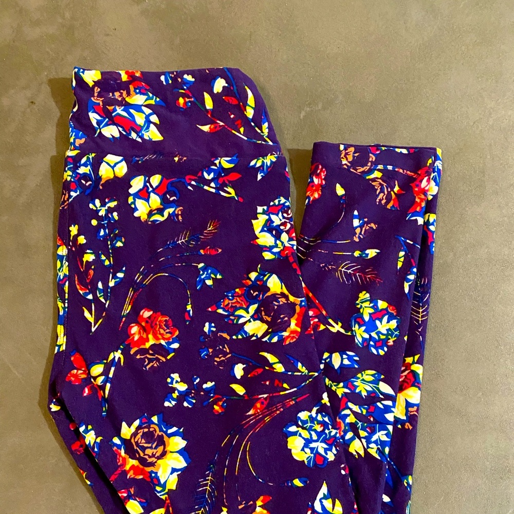 LuLaRoe Leggings - purple background